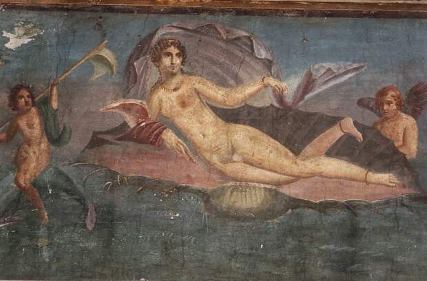 На фресках из Помпеи, в том числе этой, датируемой 62 годом нашей эры, изображена Афродита, рождающаяся в жемчужной раковине.
