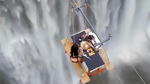 Zipline над водопадами в Тайланде