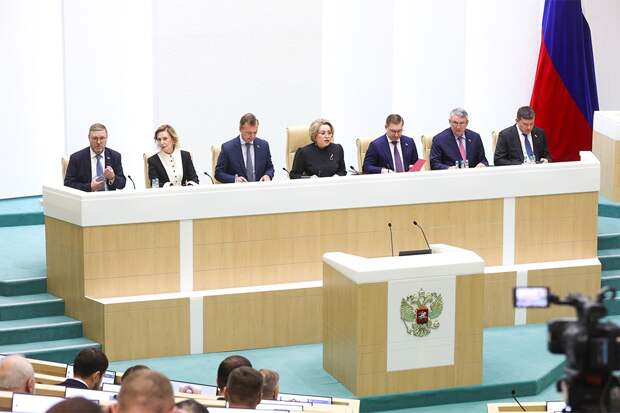 Валентина Матвиенко посоветовала сенаторам поработать в Новый год