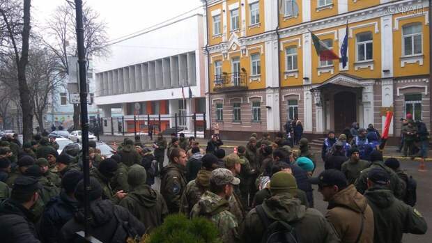 Ветераны АТО снова атаковали итальянское посольство в Киеве, защищая убийцу