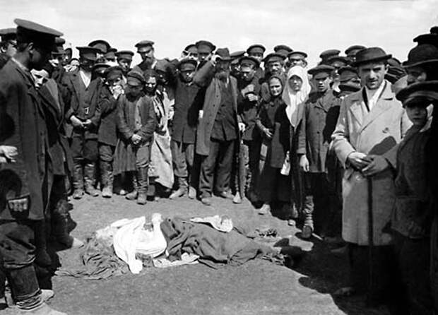 Трагедия на Ходынском поле во время коронации 30 мая 1896 года. В толпе было задавлено примерно 1400 человек. Москва, 1896 г. Трагедия на Ходынском поле во время коронации 30 мая 1896 года. В толпе было задавлено примерно 1400 человек. Москва, 1896 г.