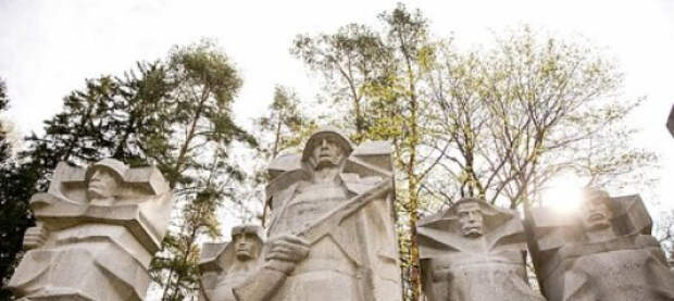 В Вильнюсе демонтируют памятник советским солдатам