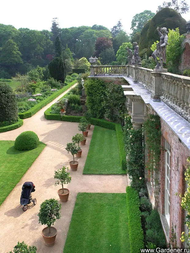 Сад занимает площадь. Английский сад и замок Поуис. Сады Ирландии. Powis Castle and Garden. Сад в ирландском стиле.