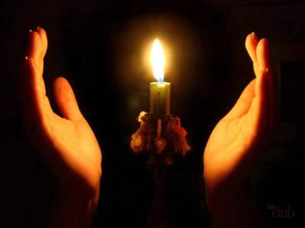 Девушка зажгла свечу для очищения от негатива