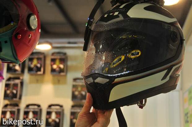 Универсальный стеклоочиститель визора шлема