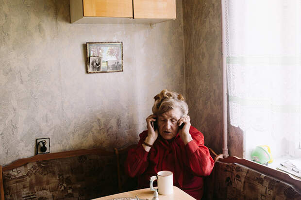 Галина Ивановна говорит, что часть вещей хранятся также у нее дома, поэтому она никогда не приглашает к себе гостей. Фото: Наталья Булкина.