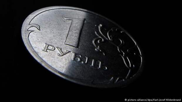 Рубль наполовину в тени