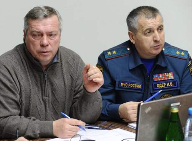 Губернатор Ростовской области Василий Голубев (слева) и начальник Южного регионального центра МЧС России Игорь Одер на заседании штаба по расследованию причин катастрофы пассажирского самолета Boeing-737-800 (фото ©Сергей Пивоваров, РИА «Новости»)