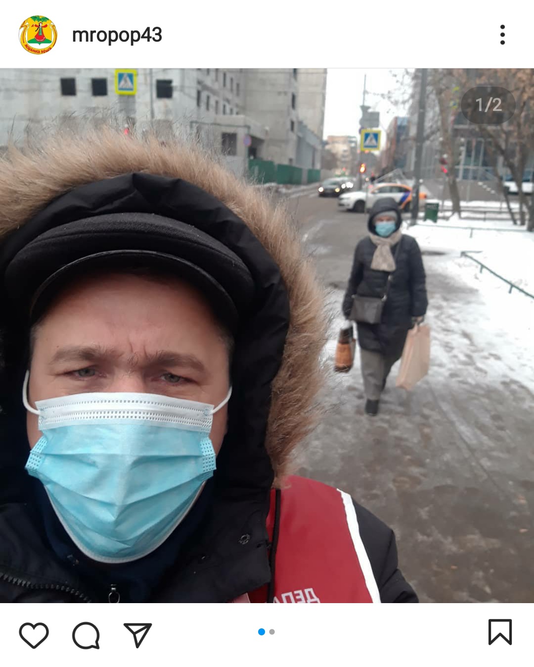 Фото дня: председатель ОПОП проверил у жителей Марьиной рощи наличие защитных масок