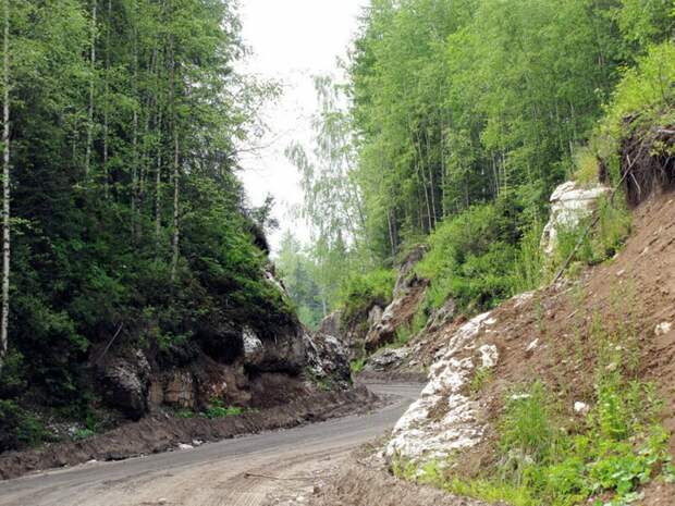 Дорога между скал