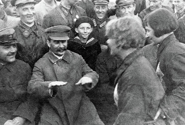 Генеральный секретарь ЦК ВКП(б) Иосиф Сталин (2-й слева) и нарком обороны СССР Климент Ворошилов (слева) беседуют с летчиками и парашютистами на аэродроме в Тушино