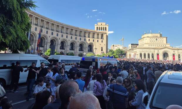Протестующие в Ереване перекрыли перекрёсток у здания Национального собрания