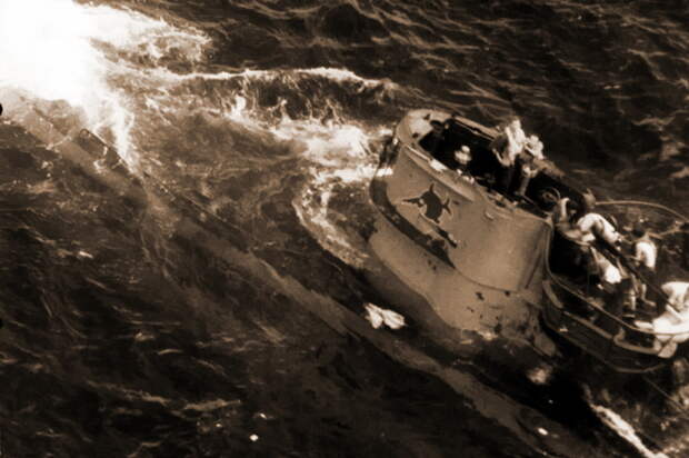 Немецкая подлодка U 664 тонет после атаки американских самолётов 8 августа 1943 года. На снимке хороша видна эмблема 9-й подводной флотилии «рыба-пила» и подводники на мостике. Им повезёт – 44 члена экипажа из 52 будут спасены американцами (http://www.uboatarchive.net) - «Стальные гробы» и люди без гробов | Военно-исторический портал Warspot.ru