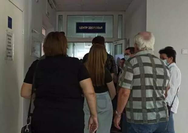 Житель Брянска заснял очередь на вакцинацию в поликлинике №2