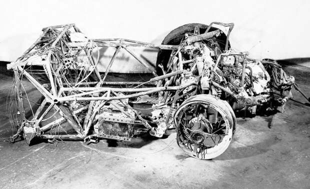Останки спорткара Mercedes 300 SLR после страшного пожара в Ле-Мане 1955 года, в котором погиб Пьер Левег. Внешние панели кузова были отформованы из тонкого магниевого листа. авто, автогонки, автомобили, автоспорт, гонки, гоночный автомобиль, спорт, технологии