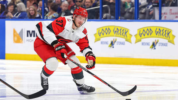 «Каролина» проиграла «Коламбусу» в НХЛ, Свечников забил гол с передачи Никишина