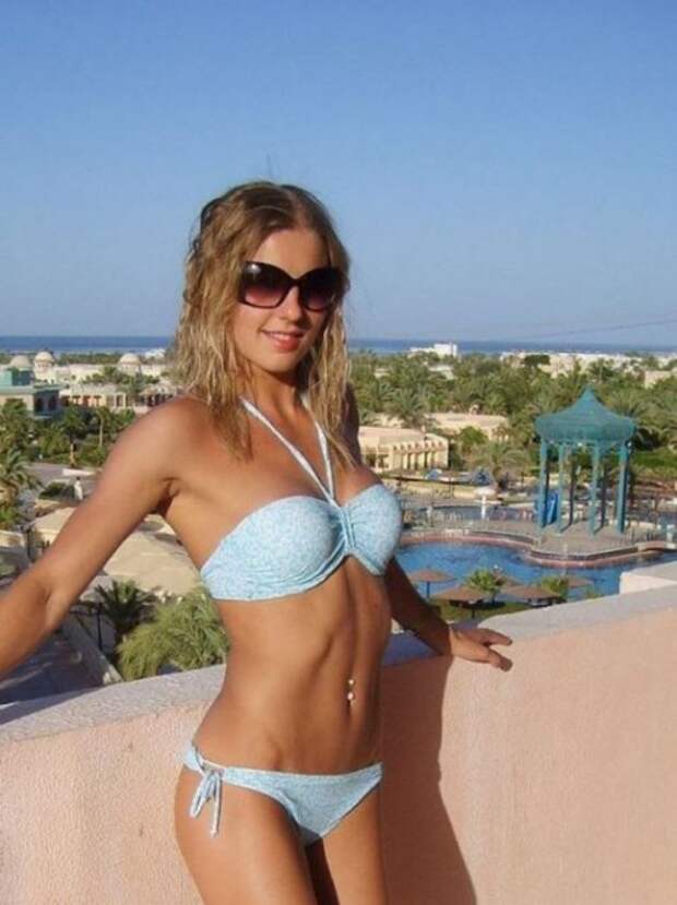 Знойные девушки в бикини (25 фото)