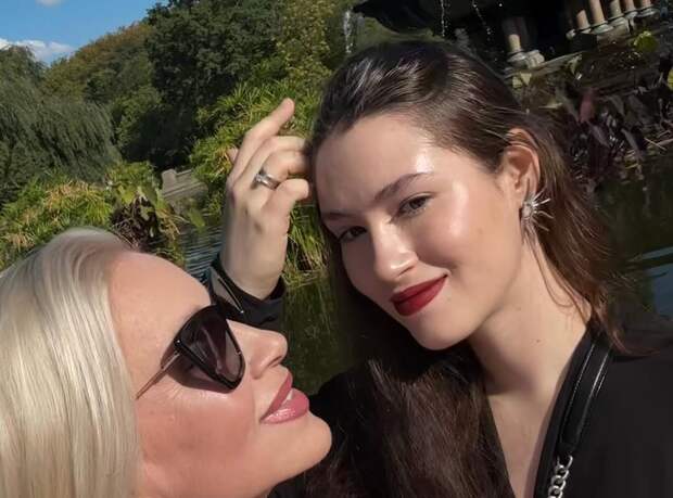 Экс-возлюбленная политика Бориса Немцова показала их взрослую дочь