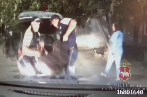 В Чернушке инспекторы поймали пьяного водителя и достали его из багажника