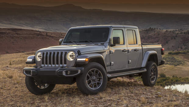 Jeep gladiator,Jeep wrangler. Автомобиль представлен в исполнениях Overland (серый образец на снимках) и Rubicon (красный). Длина Гладиатора равна 5539 мм, на 754 мм больше, чем у четырёхдверного Рэнглера. Колёсная база — 3487 (+480), ширина — 1875, высота — 1857 мм с жёсткой крышей и 1907 — с мягкой (на версии Rubicon). Тут почти паритет с Рэнглером.