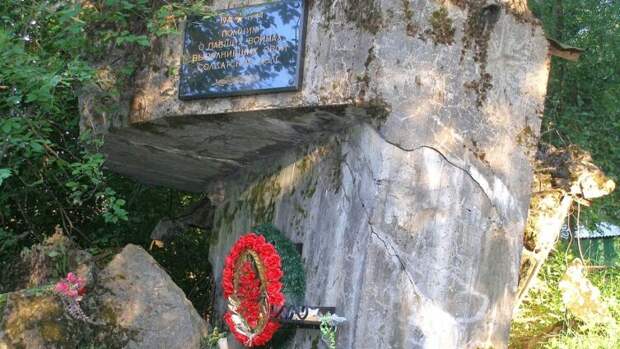 Мемориальная доска на развалинах ДОТа «Миллионер» в Белоострове