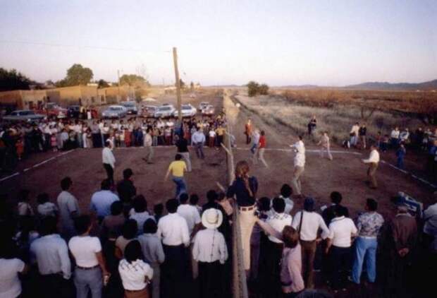 Мексиканцы и американцы играют в волейбол через пограничный забор. Нако, Аризона, 1979 г. история, люди, мир, фото