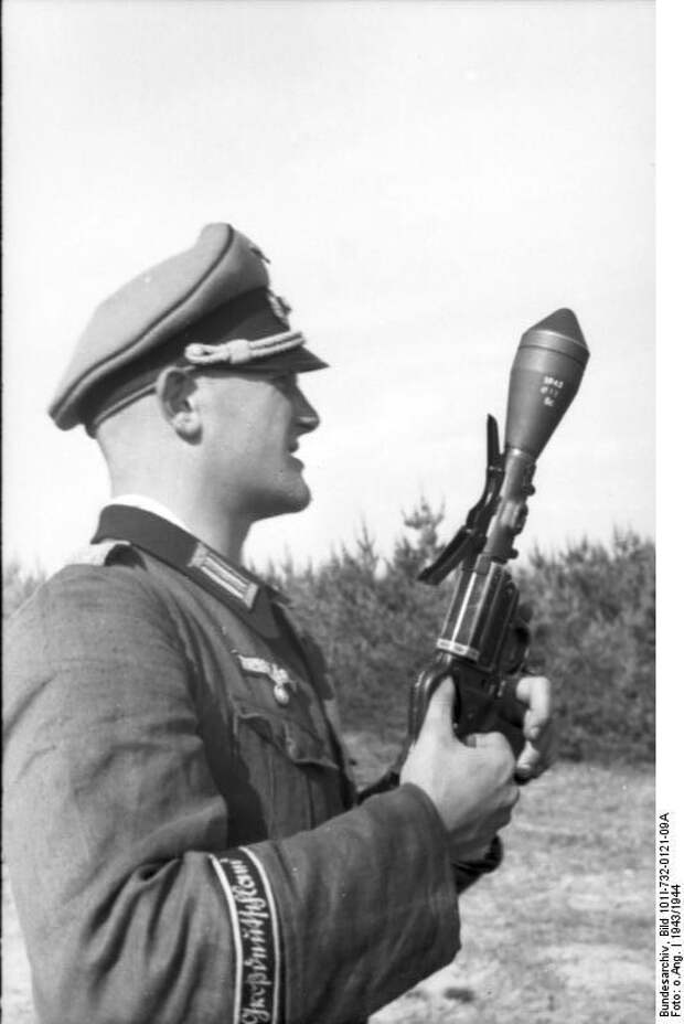 Bundesarchiv_Bild_101I-732-0121-09A,_Russland,_Soldat_der_Division__Großdeutschland_.jpg Bundesarchiv_Bild_101I-732-0121-09A,_Russland,_Soldat_der_Division__Großdeutschland_.jpg