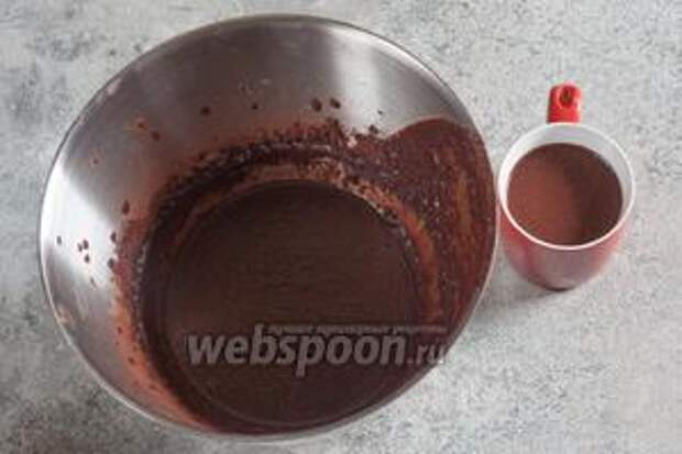 Тщательно взбиваем масло с сахарным песком (150 г), какао (50 г) и молоком (150 мл) до получения чего-то вроде крема. От этого крема отливаем 1 чашку (примерно 200 мл).