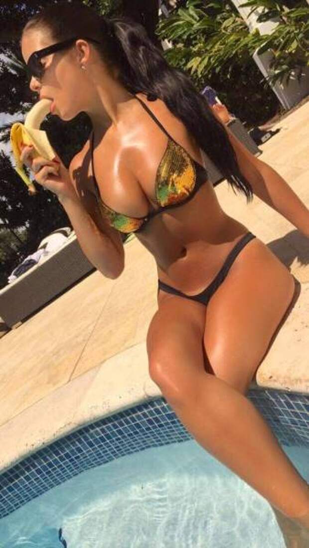 Красивые девушки в купальниках