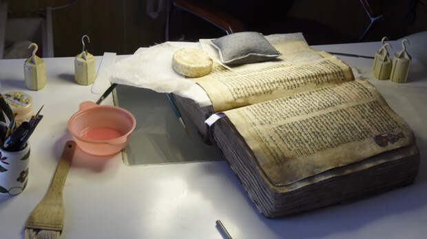 История в руках: в Екатеринбурге открыли центр восстановления книг-долгожителей