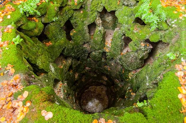 На территории дворцово-паркового комплекса обнаружен еще один колодец (Quinta da Regaleira, Португалия). | Фото: ru-travel.livejournal.com. На территории дворцово-паркового комплекса обнаружен еще один колодец (Quinta da Regaleira, Португалия). | Фото: ru-travel.livejournal.com.