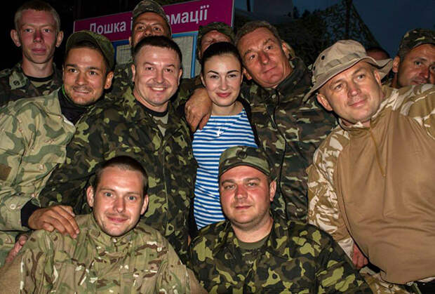 Певица Анастасия Приходько с поклонниками — военнослужащими ВСУ