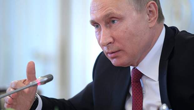Президент РФ Владимир Путин во время встречи с представителями мировых информационных агентств на полях Санкт-Петербургского международного экономического форума. 1 июня 2017