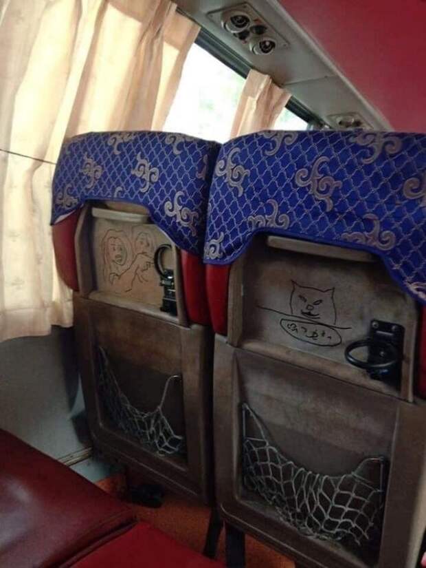 Под обшивкой сиденья старого советского автобуса были обнаружены наскальные рисунки времен позднего СССР