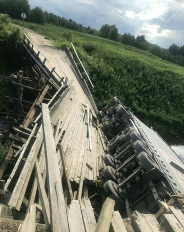 Старый деревянный мост на Каргополь не выдержал веса фуры