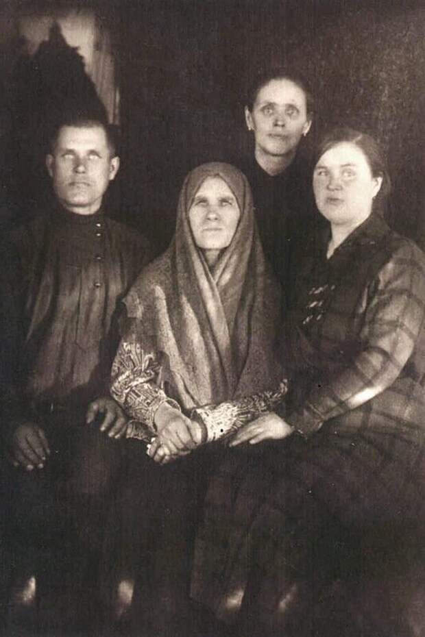 Семья Распутиных. В центре вдова Григория Распутина Параскева Феодоровна, слева - сын Дмитрий, справа - его жена Феоктиста Ивановна. На заднем плане - Екатерина Ивановна Печеркина (работница в доме) Распутин, интересное, тайны, факты, фото