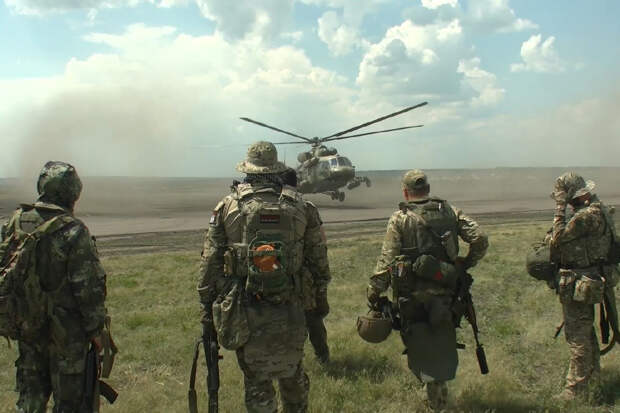 Специалисты поисково-спасательной группы на вертолете Ми-8ПСГ ВКС России выполняют боевые задачи в зоне СВО