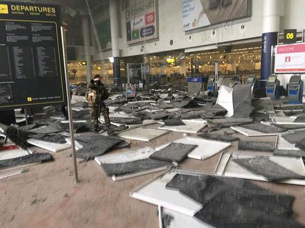 После взрыва в зале обрушены пластиковые плиты потолка. Фото: Твиттер @AmichaiStein1 