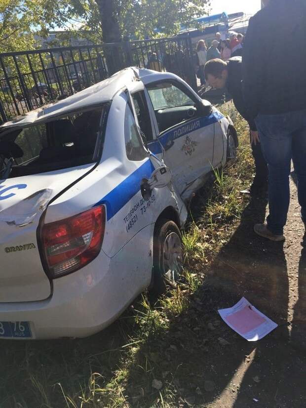 Также медицинская помощь потребовалась второму сотруднику и водителю второго автомобиля. авария, авто, авто авария, видео, гибдд, дтп, массовое дтп, спецчигнал