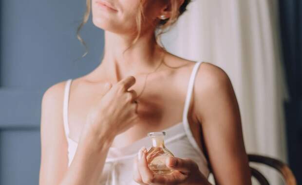 Наносите парфюмы не на запястья, а по-другому: шлейф будет длиннее, стойкость больше, аромат красивее