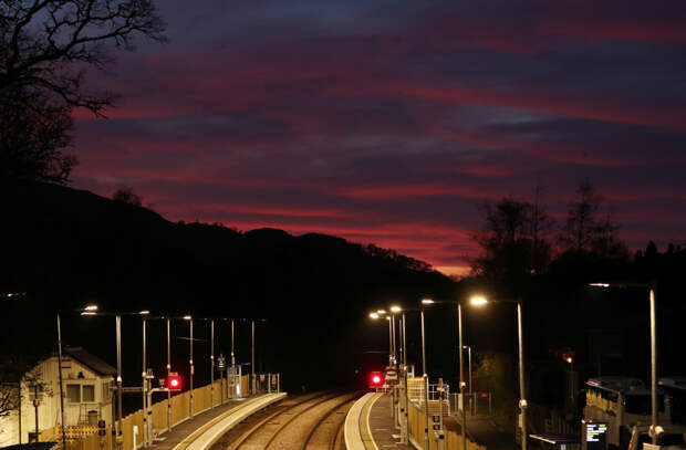 Небо окрасилось в ярко-розовый цвет во время снежной бури