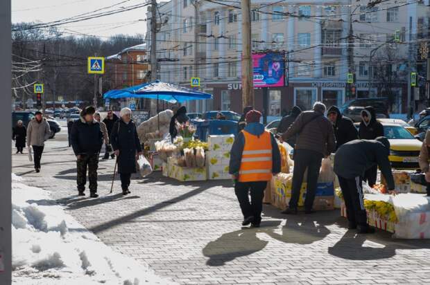 Туляки активно готовятся к Международному женскому дню, цены на тюльпаны выросли