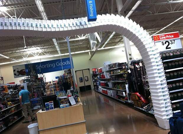 Физические фокусы в магазине Walmart всемирное тяготение, забавно, закон гравитации, истории в картинках, неожиданно, против законов физики, удивительно, удивительное рядом