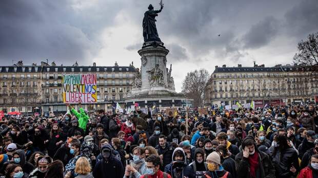 Водомёты, бутылки, шашки: Танцевальная акция в Париже закончилась боями с полицией