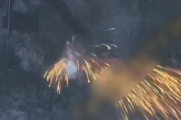 Боец сбил боеприпас, сброшенный на него дроном ВСУ, это сняли на видео