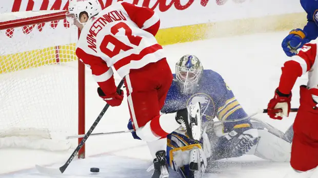 Шайба Наместникова помогла «Детройту» обыграть «Баффало» в матче НХЛ