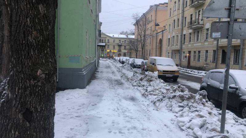 Заснеженные тротуары и дороги: снегопад в Петербурге затруднил движение пешеходов и транспорта