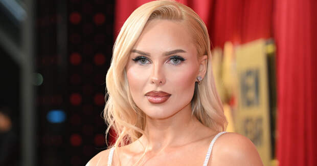 Певица Ханна снялась в комбинезоне на тренировке