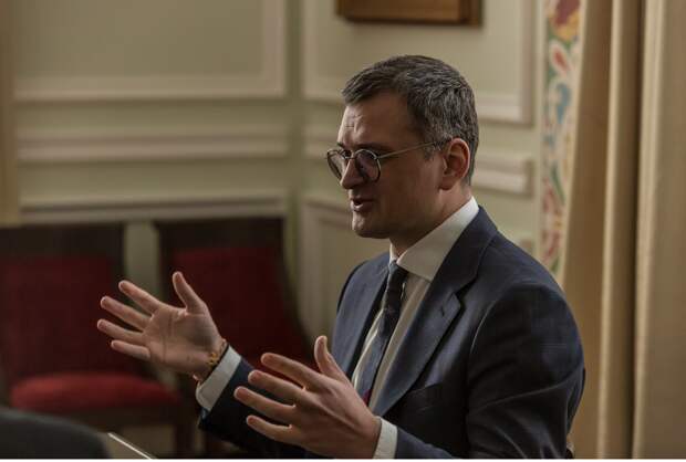 Дмитрий Кулеба, министр иностранных дел Украины, во время интервью в Киеве в понедельник. (Оксана Парафенюк для The Washington Post)