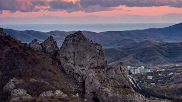 Горы в окрестностях села Солнечная долина в Крыму. Архивное фото